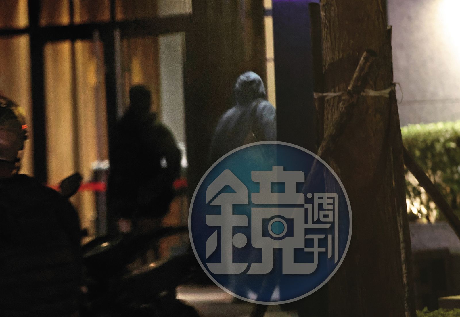 21:08,袁澧林熟門熟路進了王可元位於新北永和的家,可見來往已有一段時間。(圖/鏡週刊)