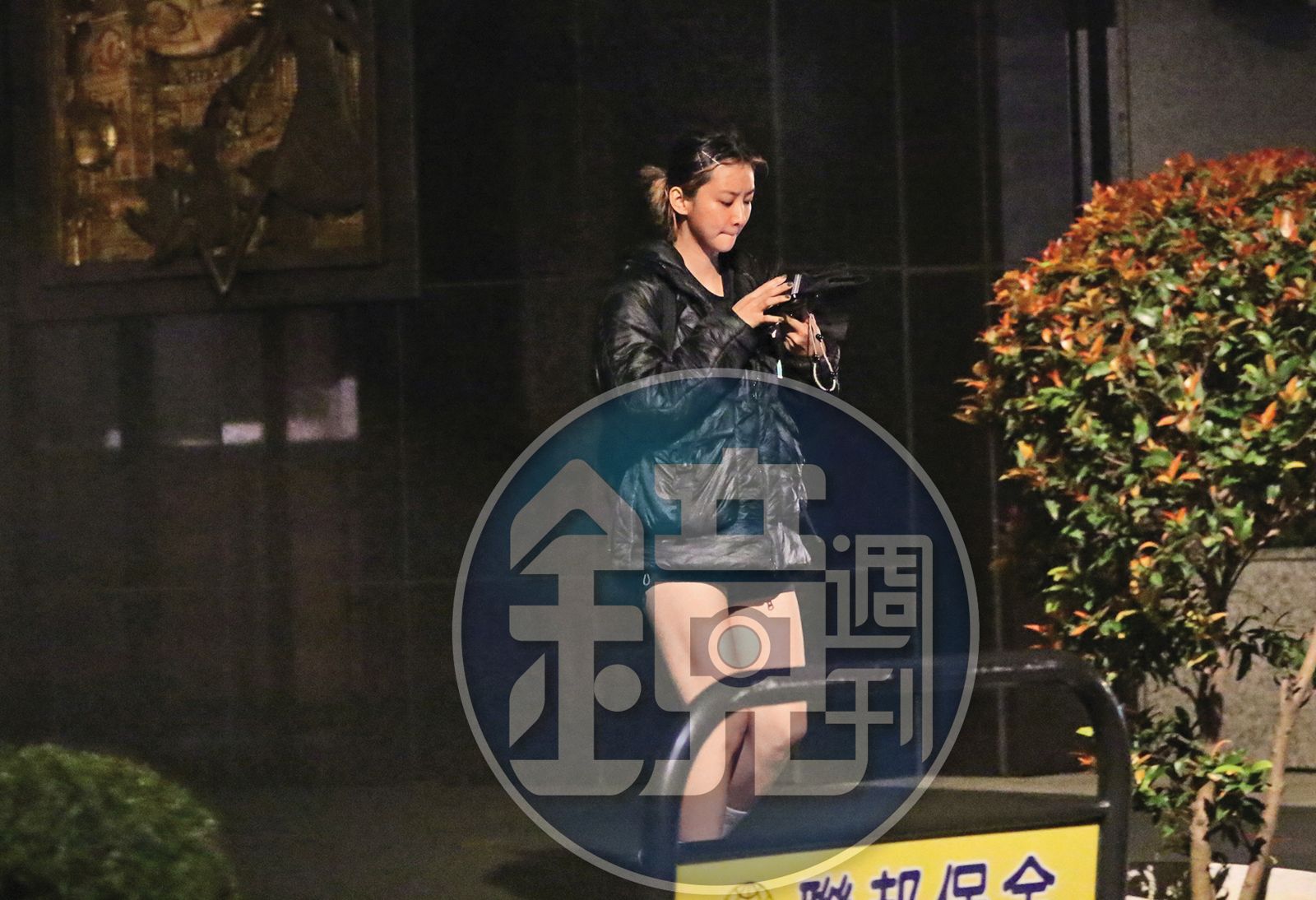 22:55,在王可元家中約會完,袁澧林沒有住下來,反而是回去自己住處。(圖/鏡週刊)