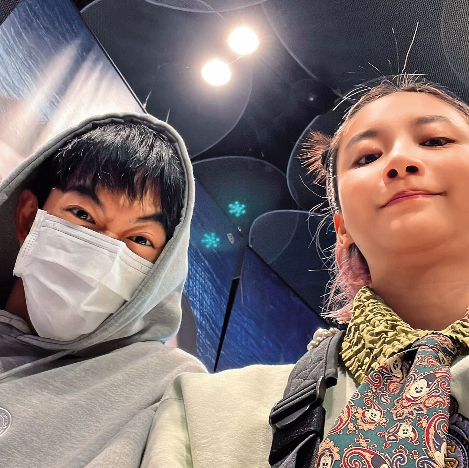 去年11月,王可元(左)、袁澧林(右)與其他演員聚餐,餐後還特別搞怪合照,關係看似曖昧。(圖/翻攝自王可元IG)