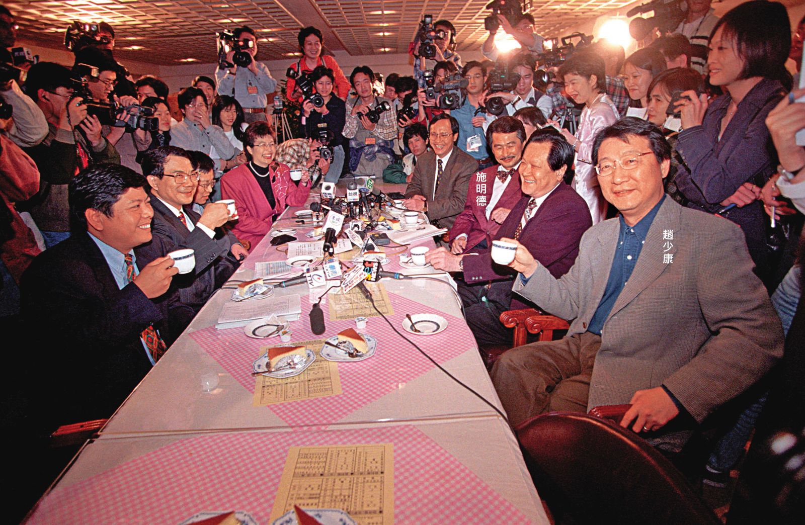 施明德擔任民進黨主席期間,邀新黨要角喝大和解咖啡。(圖/中央社)