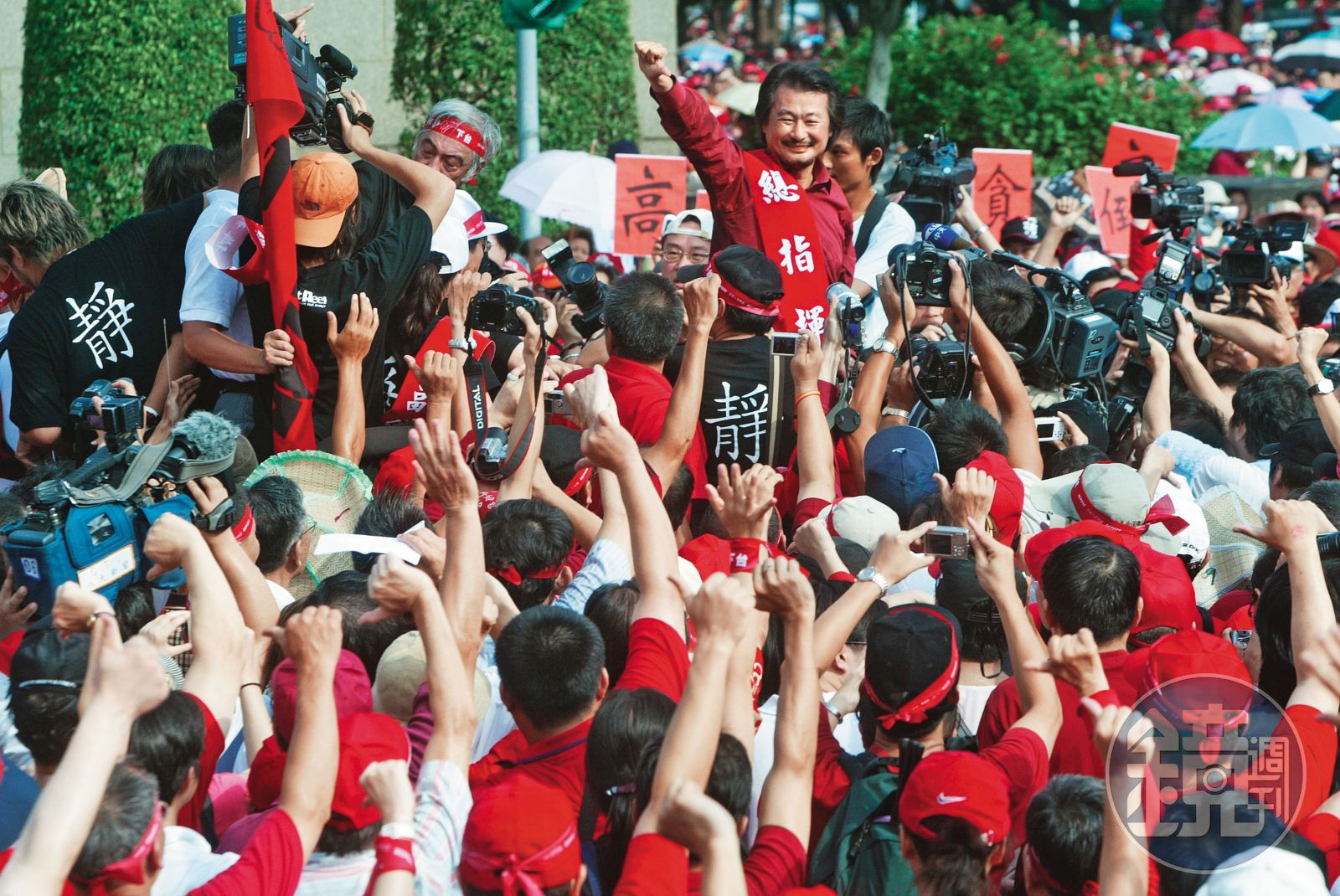 2006年時任總統的陳水扁遭爆涉入多項貪瀆弊案,施明德發起紅衫軍倒扁行動,掀起政壇巨浪。(圖/鏡週刊)