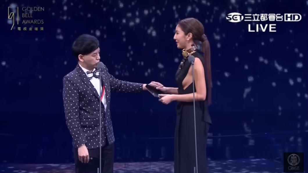 黃子佼狂盯楊謹華側乳!7年前摸手喊「我來欣賞」網驚:有夠猥褻