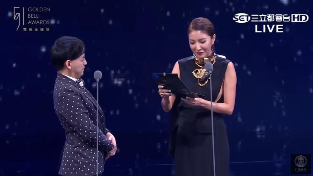 黃子佼作勢緊盯楊謹華側乳。(圖/翻攝自金鐘獎YT)