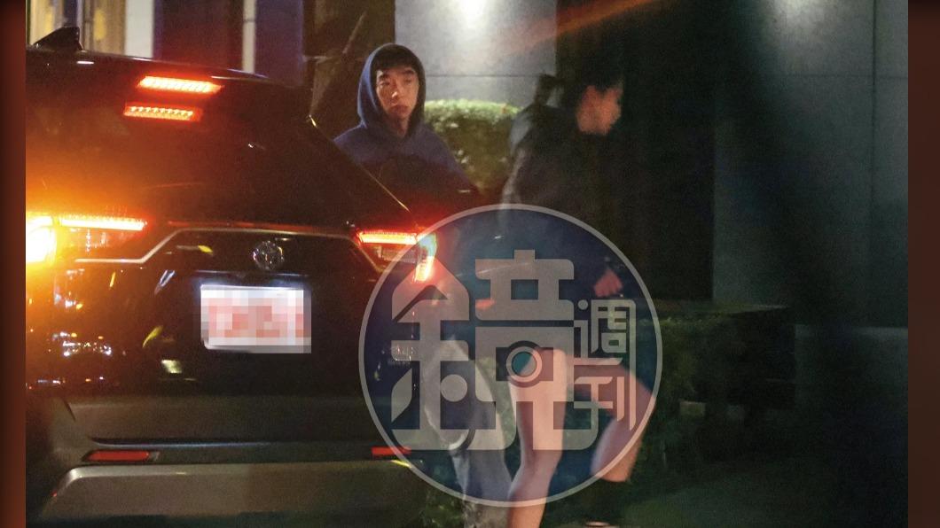 港文青女神拍拖「翻版許光漢」!深夜親暱拉手 溜家中約會煲愛