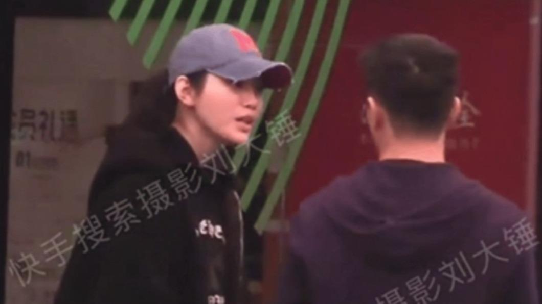 奚夢瑤看起來非常生氣。(圖/翻攝自微博)
