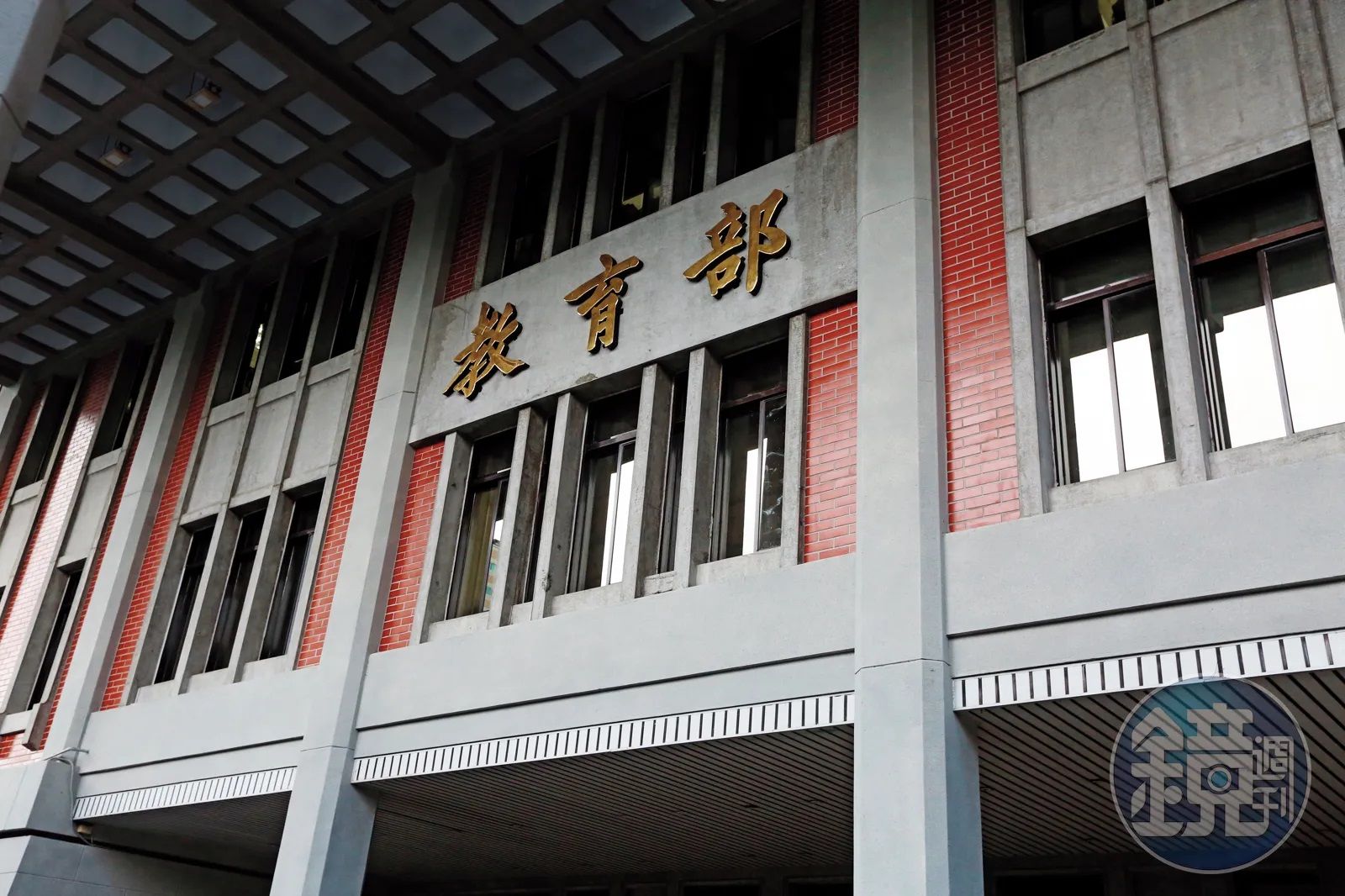 教育部國教署日前公布有學校系統遭駭客入侵,但相關個資其實早已被po網販賣。(圖/鏡週刊)