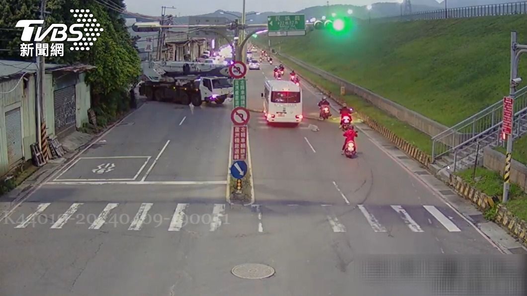 超驚悚畫面曝！吊車撞斷電線桿　路過騎士「差一秒被爆頭」