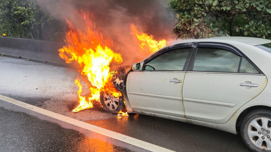 台62線火燒車 車頭竄火燃燒駕駛逃出