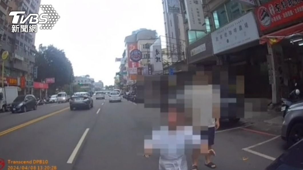 陸配嗆警耍威作福。(圖/TVBS)