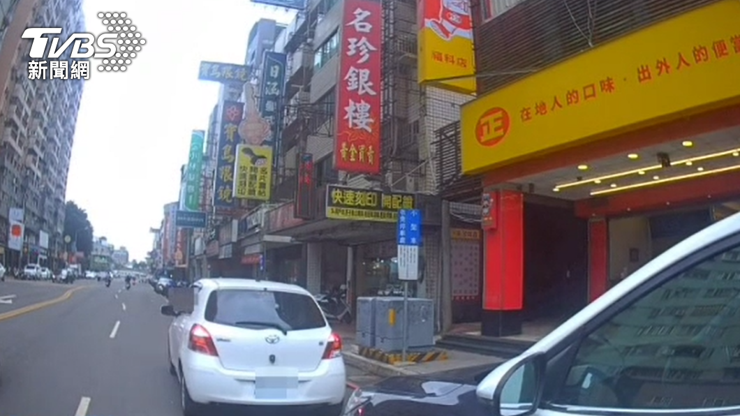 當時張女將車違停在路邊。(圖/TVBS)
