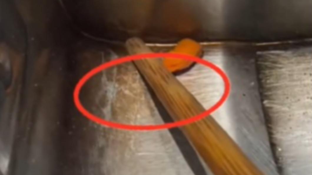清水鍋黑黑的！陸海底撈「筷子戳出黃泥」　老饕崩潰：不敢再愛
