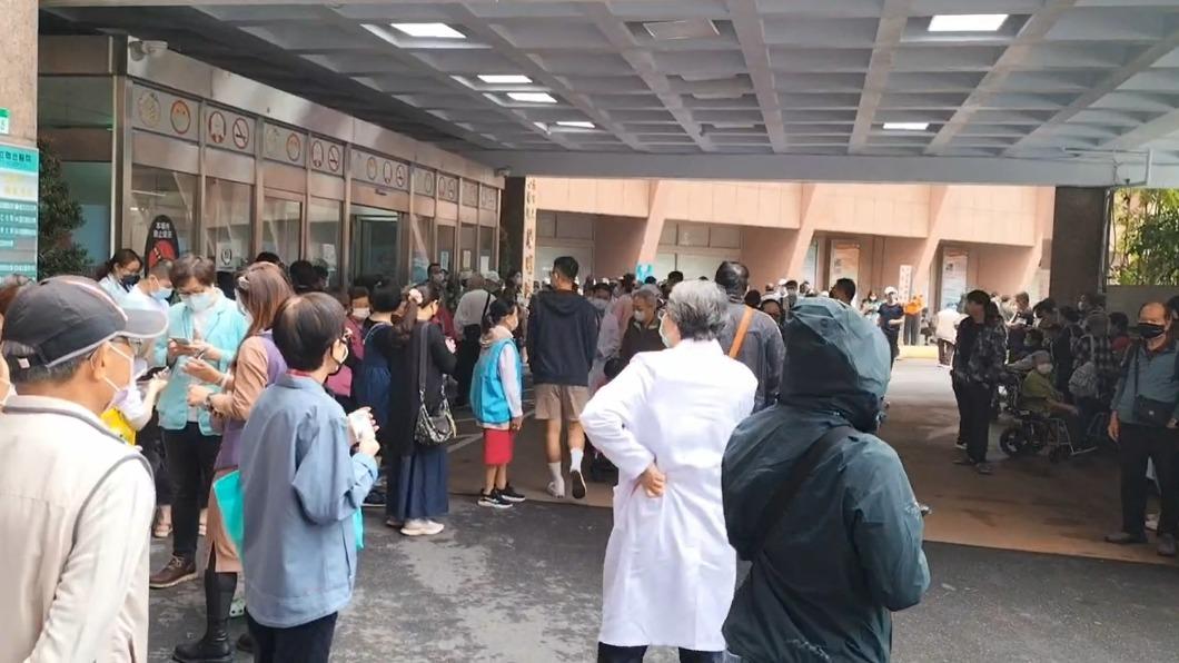 看診民眾與醫生全被疏散。(圖/蘇一峰醫師提供)