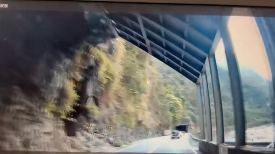 當時該名駕駛眼前有輛汽車與機車正行駛中。(圖/翻攝自「以蘇花公路即時路況為主的平台」臉書)