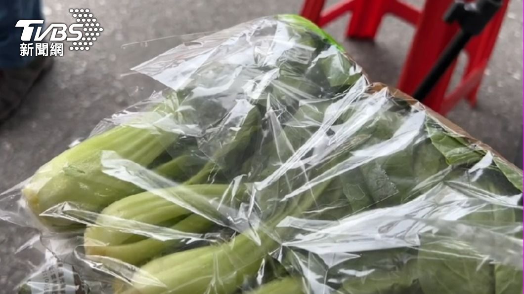 網友點青菜給雞。(圖/TVBS)