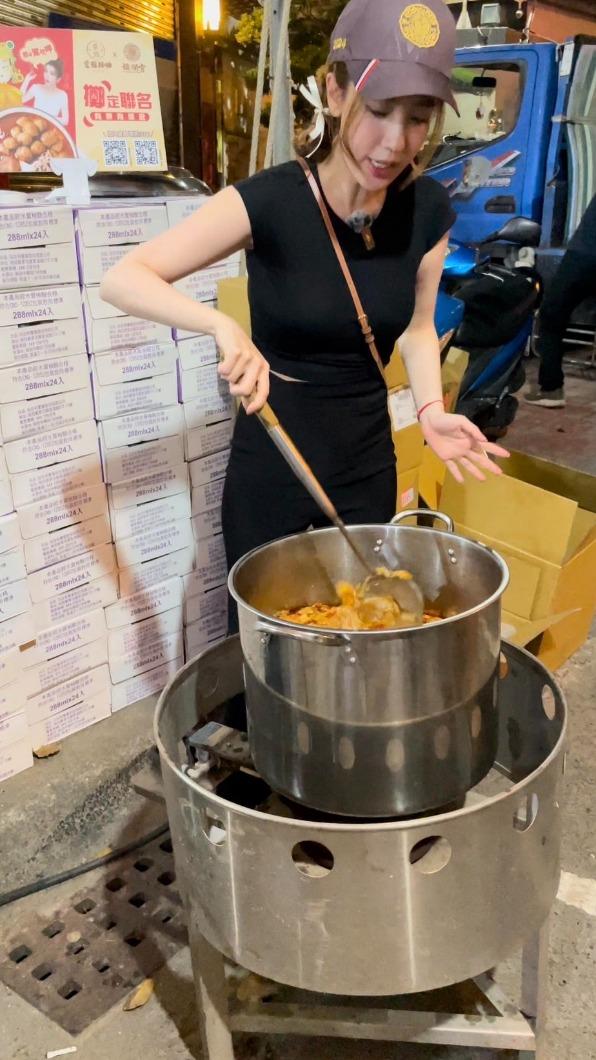 愛雅煮麻辣鍋分食給遶境民眾結緣。（圖／日丞國際提供）