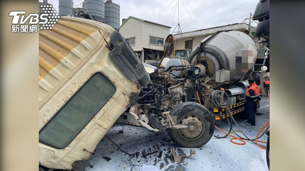 觀音工業區槽車高速撞翻水泥預拌車 路人車縫鑽出「毫髮無傷」
