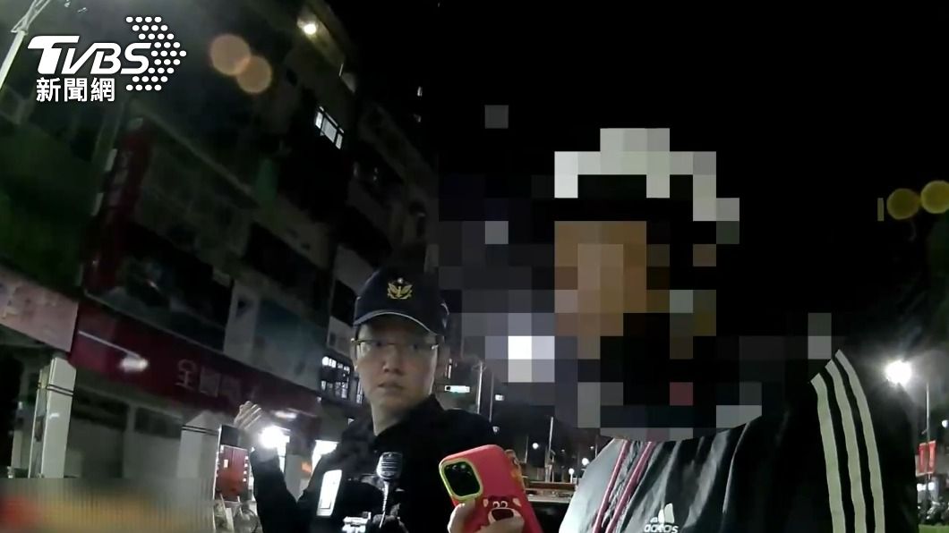 無照駕駛的陳男被警方攔下盤查,認為警員「找麻煩」,一度拿出手機反蒐證。(圖/TVBS)