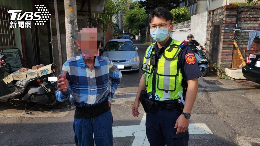 暖警親自護送老翁回家。(圖/TVBS)