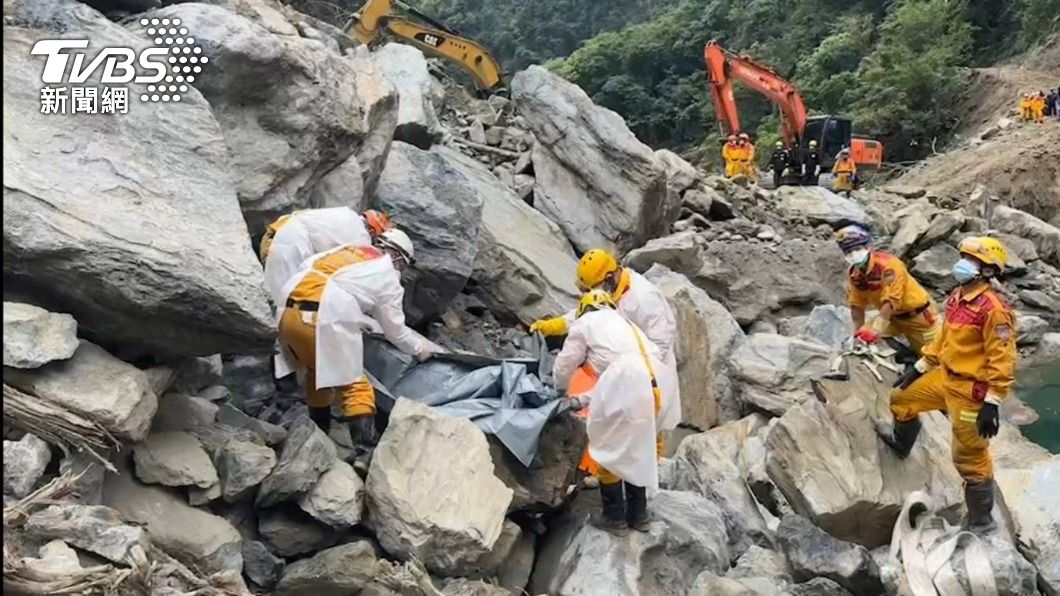 搜救人員將遺體搬出土石堆。(圖/TVBS)