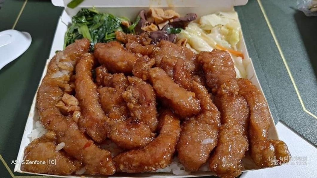 滿滿的肉量鋪在便當上。(圖/翻攝臉書/爆廢1公社)