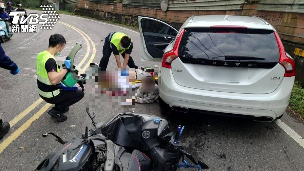 快訊/新店嚴重事故!男女雙載擦撞汽車 騎士傷重死亡