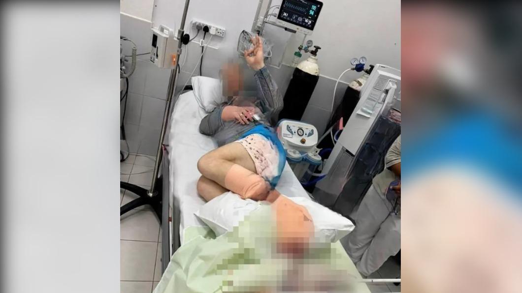 這名俄羅斯男遊客被突如其來的鯊魚攻擊、腿部差點被咬斷。(圖/翻攝自East2West)