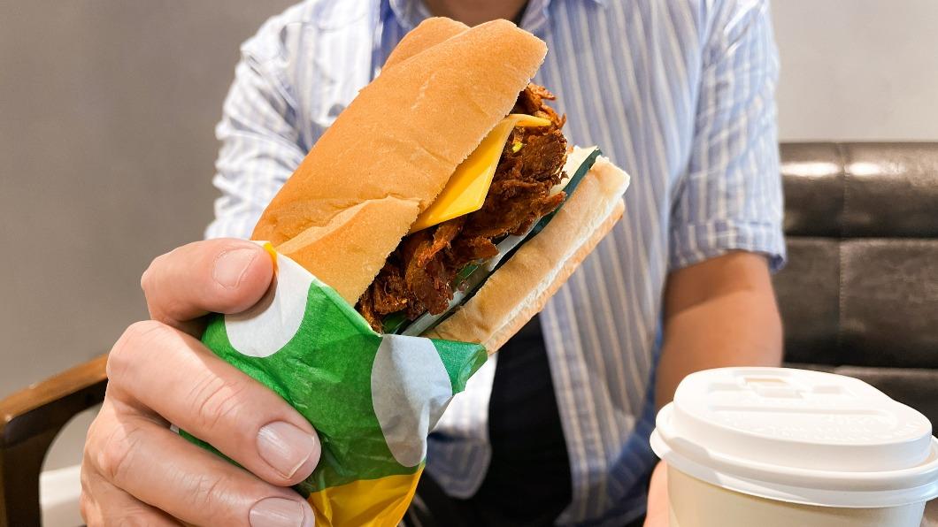 SUBWAY從即日起至6月18日推出新品「BBQ醬燒手撕豬潛艇堡」。(圖/業者提供)