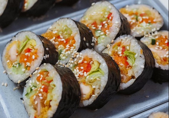 韓式飯捲以其方便攜帶和營養豐富為特點，成為韓國家庭常見的食物之一。（示意圖／pexels）