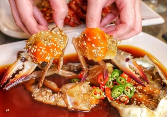 醬油螃蟹鮮美的肉質和濃郁的醬油香味，讓不少吃過的人難以忘懷。（圖／翻攝自蝦拼鍋 & 韓國醬油螃蟹臉書）
