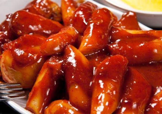 辣炒年糕是韓國街頭的經典小吃。（圖／翻攝自首爾辣炒年糕60元臉書）