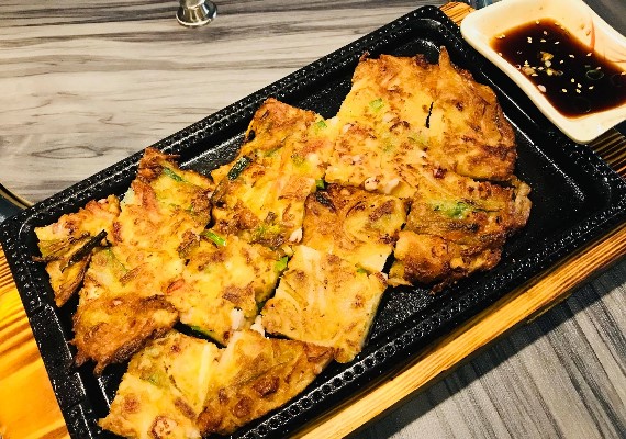 韓式煎餅外層金黃酥脆，內裡軟嫩，深受網友喜愛。（圖／翻攝自松島 송도 韓國料理臉書）