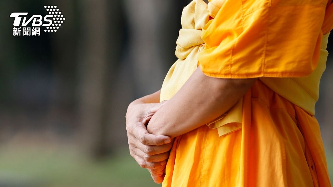 白天化緣晚上狂歡!泰名僧衝女伴家 「壞壞到天亮」信徒心碎