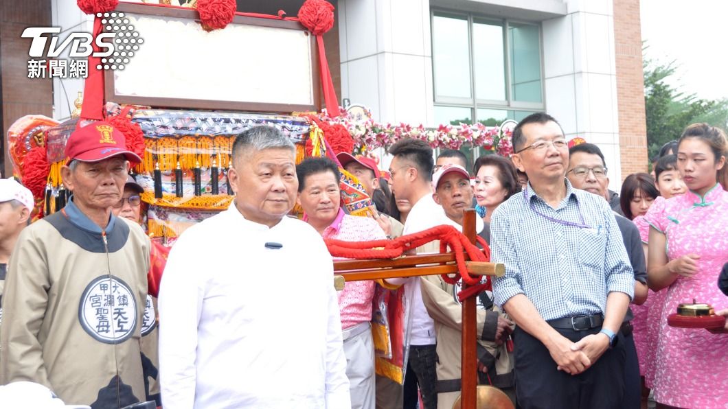 退場前最後祝福!大甲媽停駕明道大學 顏清標親自扛轎進校