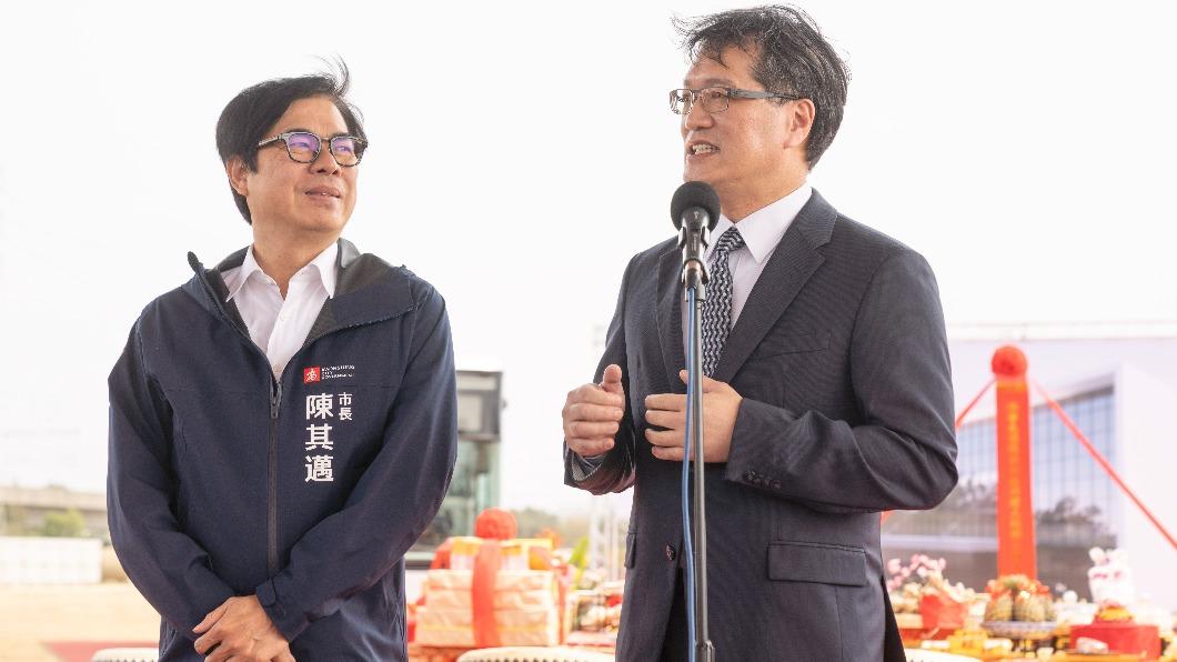 鴻華總經理李秉彥與高雄市長陳其邁。(圖/鴻海提供)