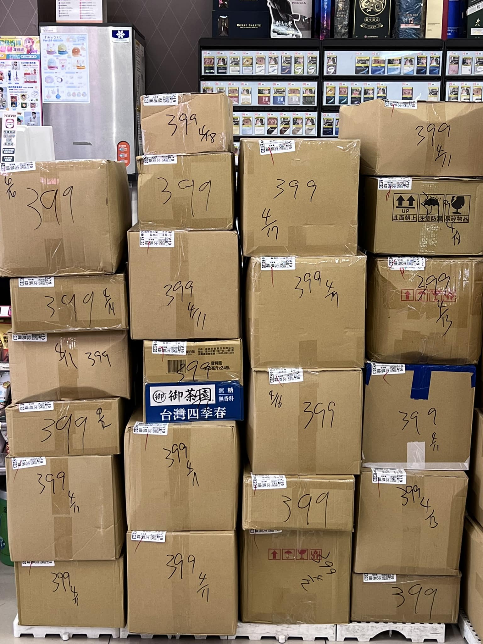 超商被手機末三碼「399」包裹給淹沒。(圖/翻攝自臉書)