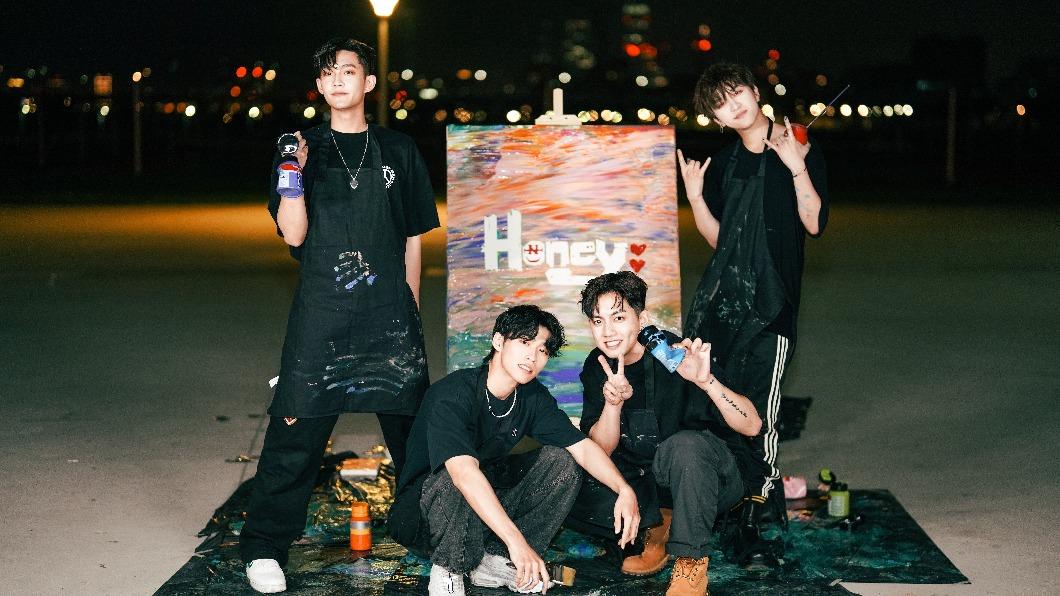 U:NUS親手操刀〈HONEY〉單曲封面,讓粉絲直呼很有心。(圖/滾石唱片提供)