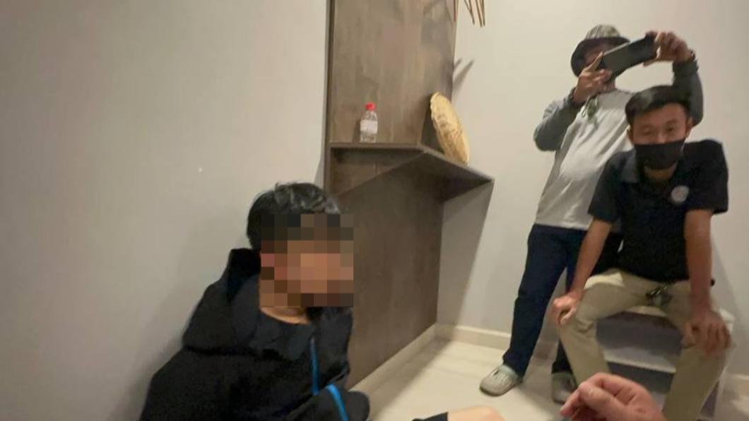 柬埔寨警方在飯店內逮捕犯案的林姓台籍男子。(圖/翻攝自柬中時報)