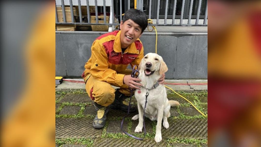 天氣太熱啦！搜救犬Hero「跳溪」沖涼　上岸不忘繼續找