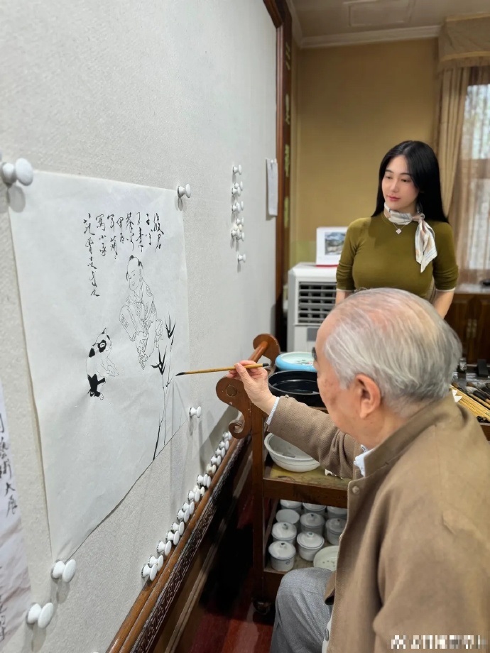 范增曬出自己作畫,新婚妻子徐萌站在身旁照片。(圖/翻攝自微博)