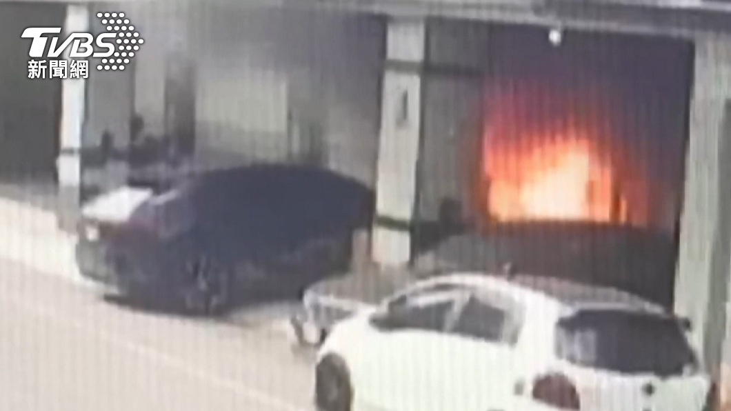 監視器畫面曝光,3人才進屋不到1分鐘,房子就爆炸大火。(圖/TVBS)