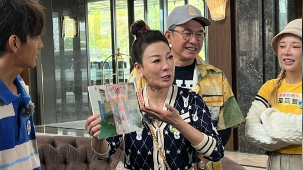 楊繡惠中氣十足示範推銷。（圖／民視提供）