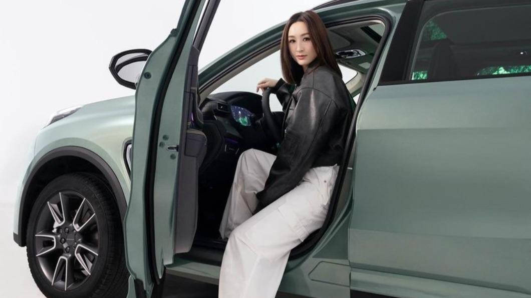 在汽車廣告中，高海寧展現各種不同的自信美。（圖／翻攝自高海寧IG）