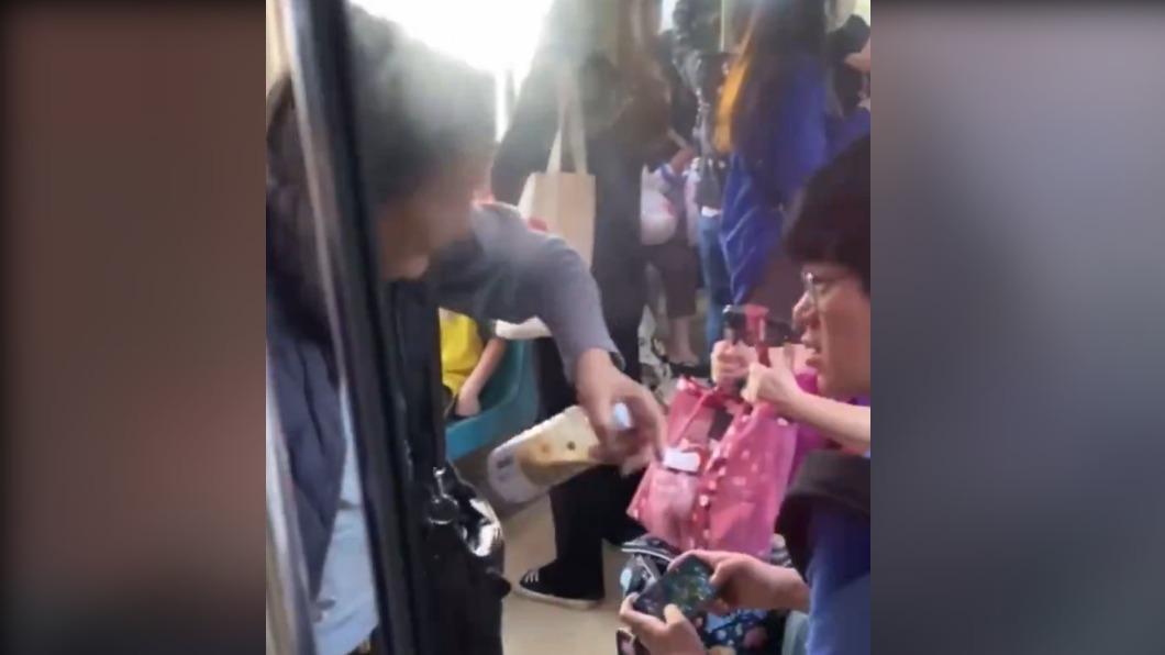 博愛座爭議再+1!阿婆「有位不坐」硬趕韓國客 旁人勸慘遭波及