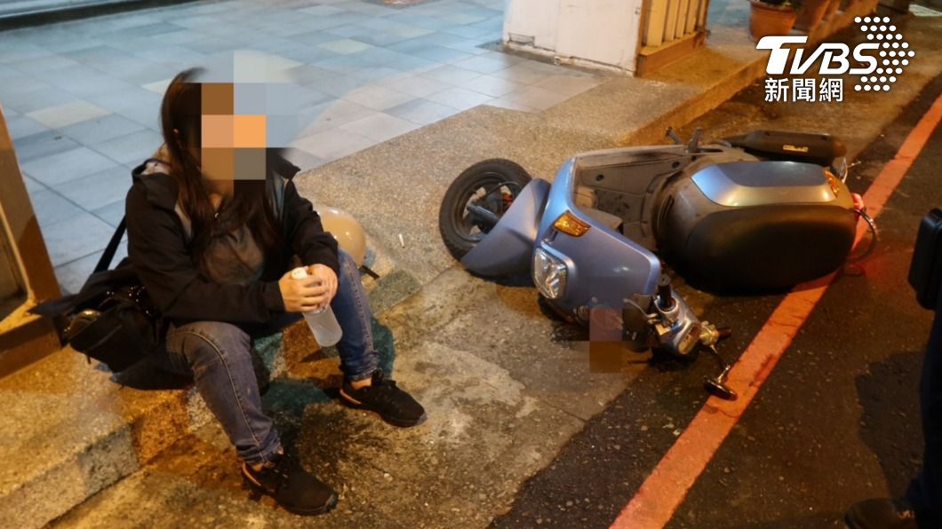 台中長髮小姐姐「派出所前摔車」 酒測值0.93慘了