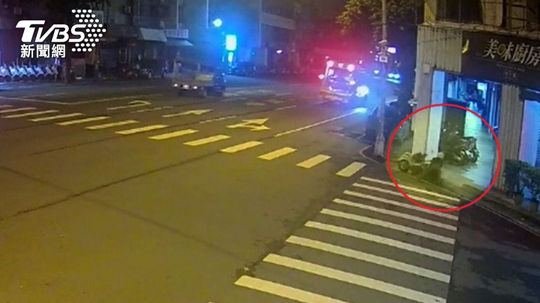 廖女摔車引員警注意。(圖/TVBS)