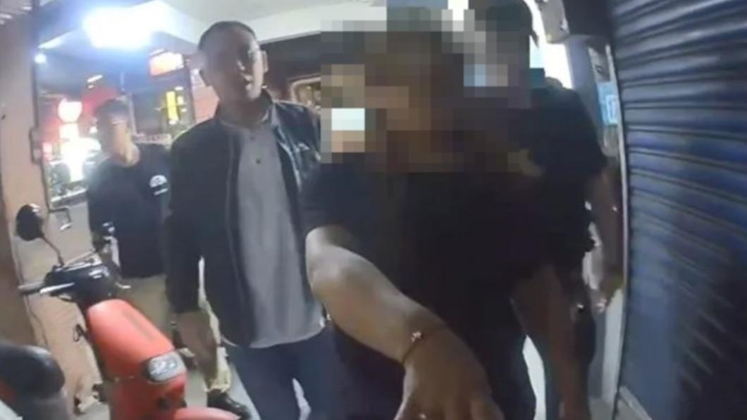 阿姨情緒失控襲警。（圖／翻攝畫面）