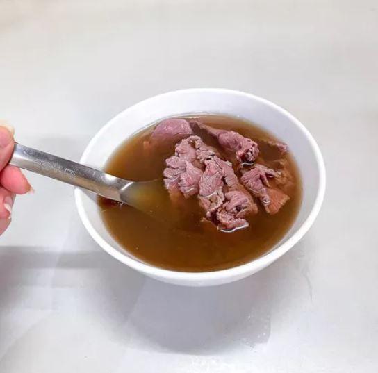 康樂街牛肉湯以「高湯融合溫體牛肉」為最大特色。(圖/翻攝自米其林必比登官網)