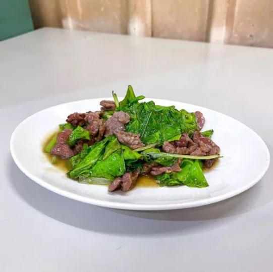 簡單一盤炒牛肉,卻收服老饕的心。(圖/翻攝自米其林必比登官網)