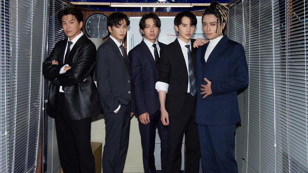 阿弟(左起)、書偉、坤達、牛奶以及Toro穿起西裝扮演上班族,相當帥氣。(圖/相信音樂提供)
