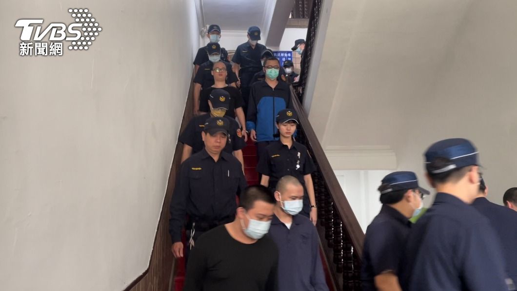 台版柬埔寨案首播宣判的16名詐團成員。(圖/潘千詩攝)